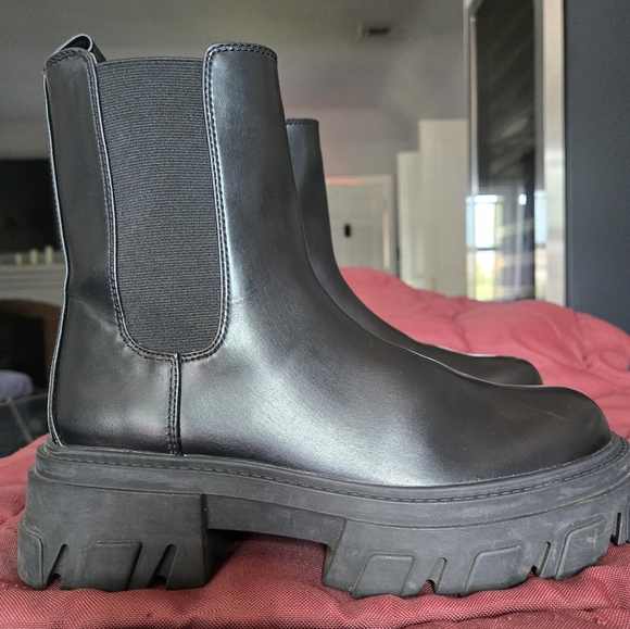 Oak & Fort Black Leather Bootie. - Picture 6 of 8